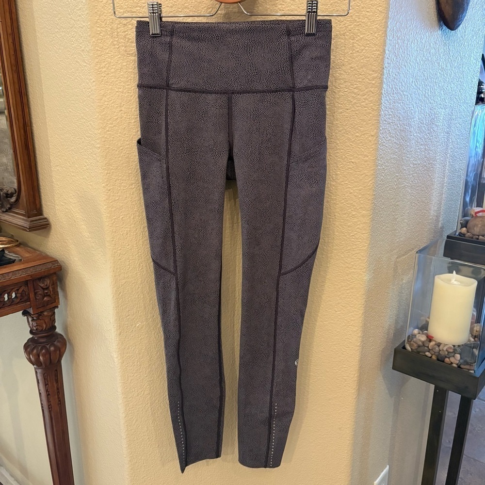 LULULEMON Women Light Purple Patterned Cropped Leggings Pants Size 4